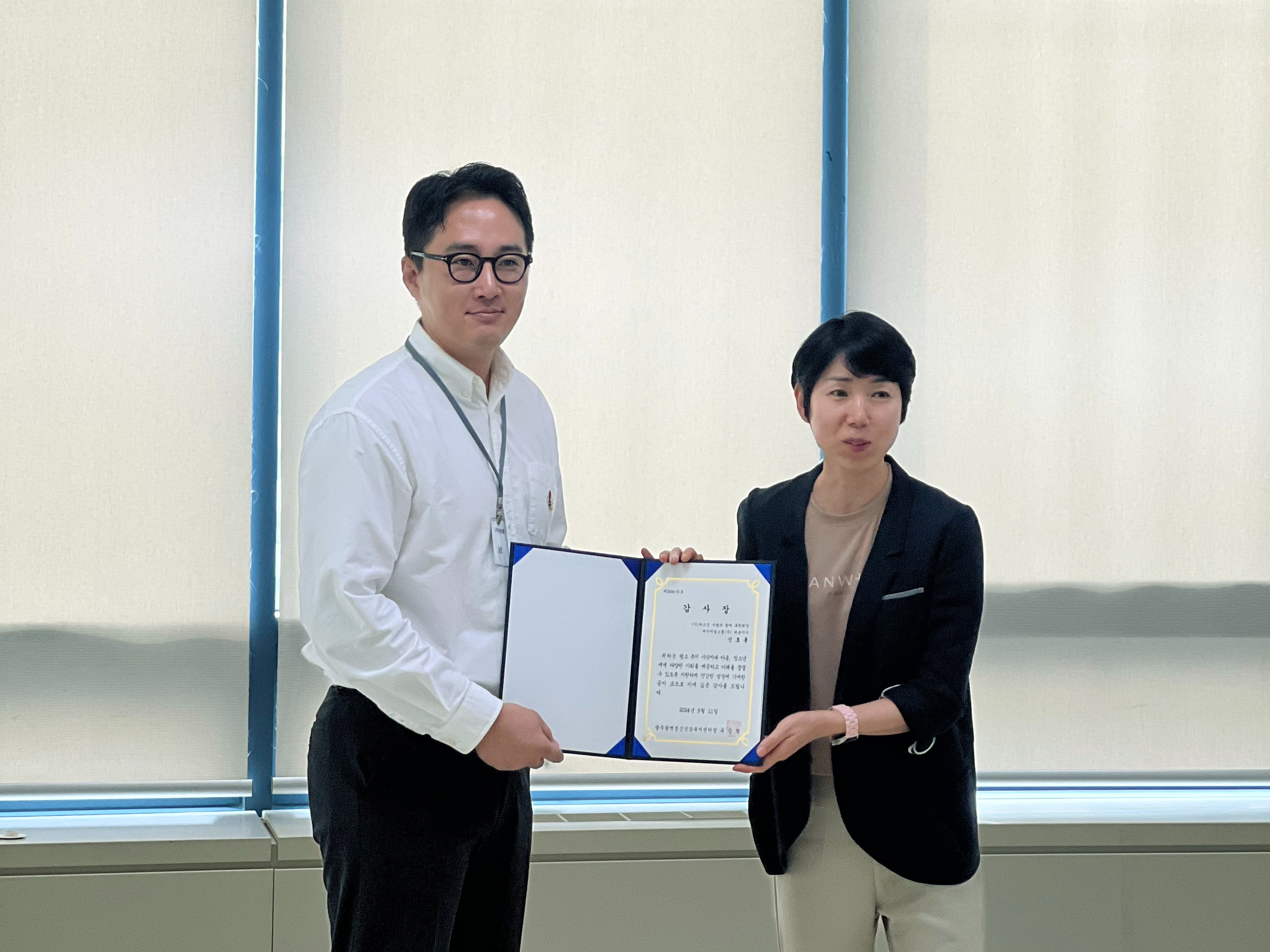 사진=HR그룹 신호룡 대표(좌)와 광주자살예방센터 관계자와 감사장을 펼치며 기념 촬영을 하고 있다. HR그룹 미디어팀 제공