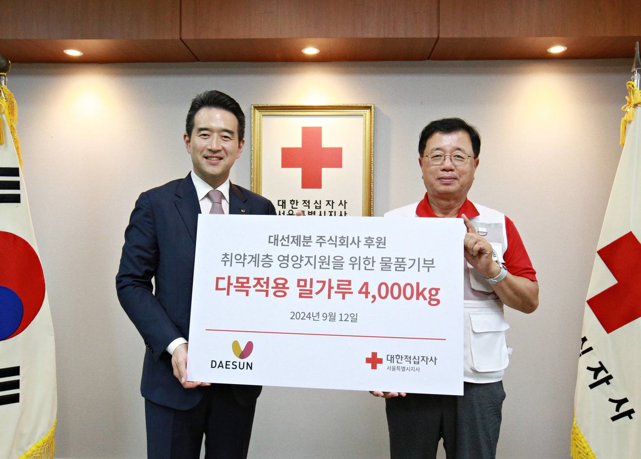 대선제분이 한가위를 맞아 취약계층 지원을 위한 ‘해두루’ 밀가루 4T을 적십자사 서울지사에 기부했다. 사진은 전달식에서 박선정 대선제분 대표이사(왼쪽), 권영규 적십자사 서울지사 회장(오른쪽).