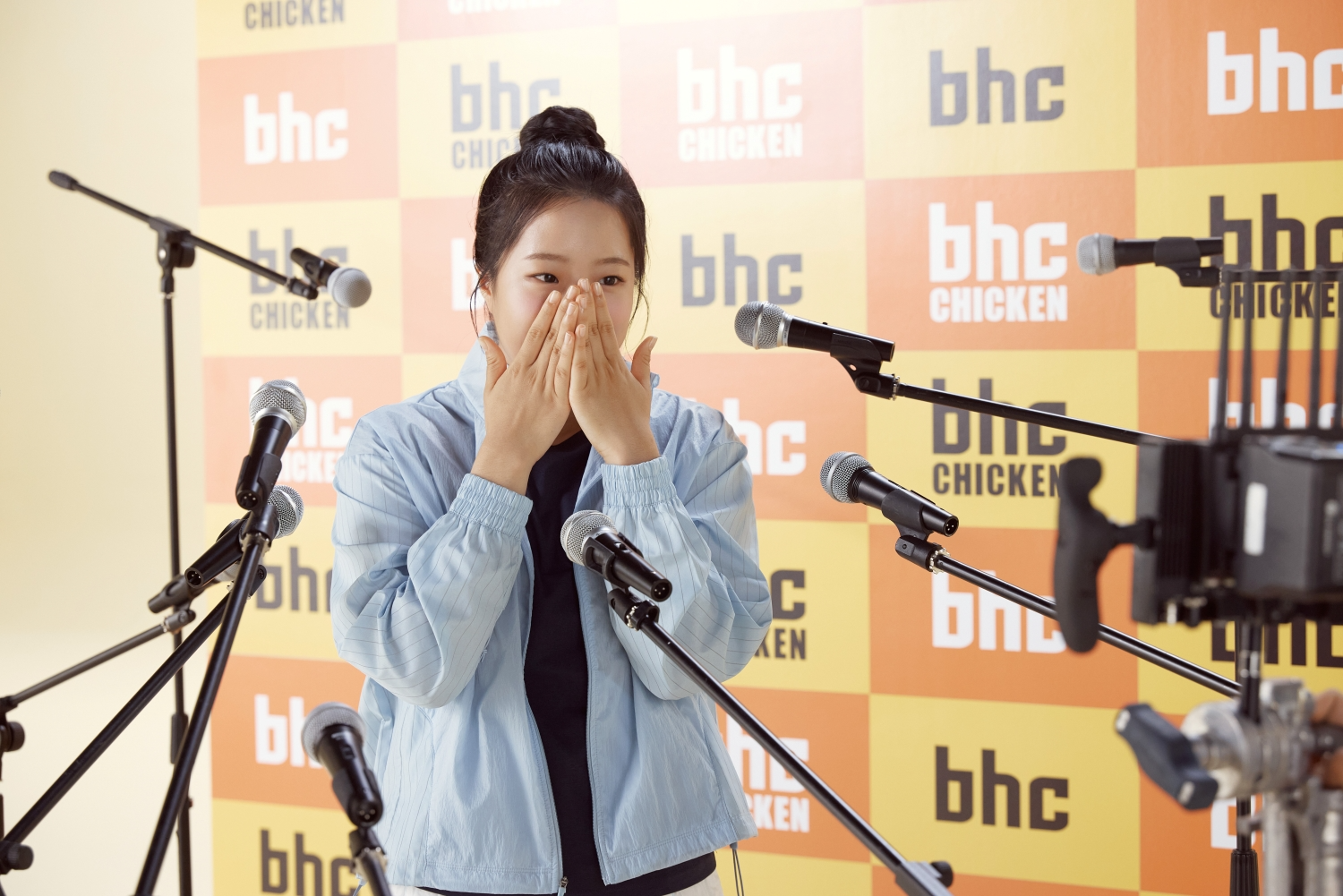 신유빈과 함께하는 bhc ‘뿌링클’ 10주년 광고 비하인드컷 공개