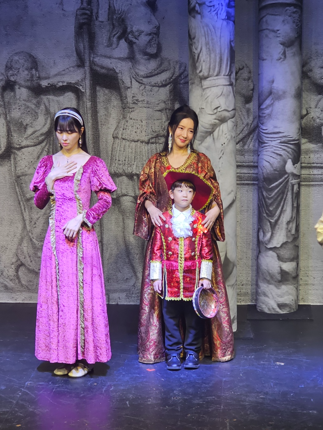 사진=볼럼니아 역의 배우 남유미가 며느리 버질리아 역의 가수겸 배우 이소예, 손자 어린마아셔스 역의 아역배우 서지호와 함께 극중 포즈를 취하고 있다.