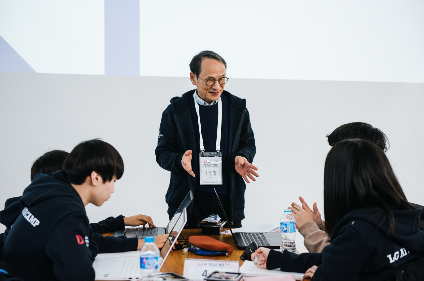 지난 2월 서울대에서 진행한 1박 2일 교육에서 신영길 서울대 교수가 참가자들과 이야기를 나누고 있는 모습