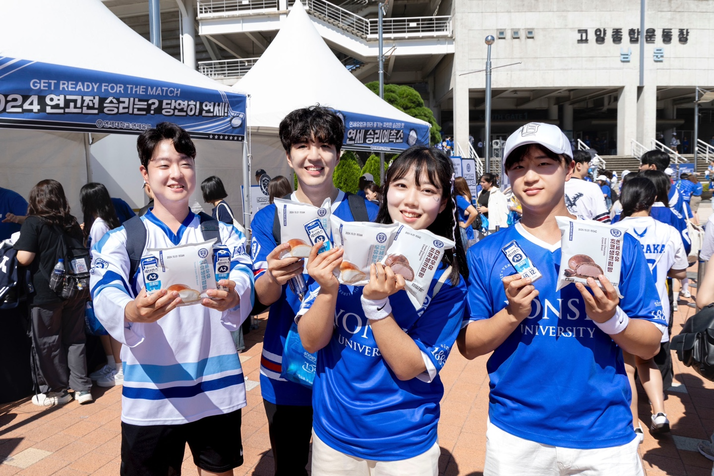 연세유업이 고양종합운동장에서 열린 ‘2024 정기 연고전’에서 부스를 운영해 다채로운 이벤트와 함께 브랜드 제품을 제공하고 있다.