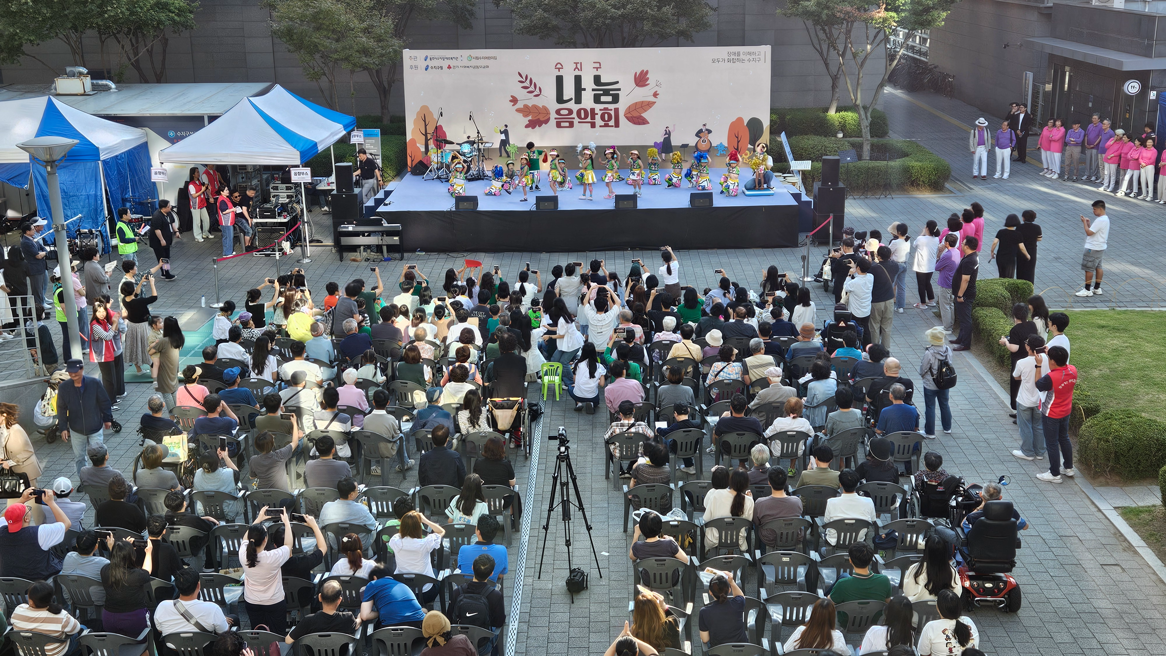 용인특례시 수지구는 27일 수지구청 광장에서 장애인식 개선과 경제적 취약 가정 지원을 위한 나눔음악회를 개최했다