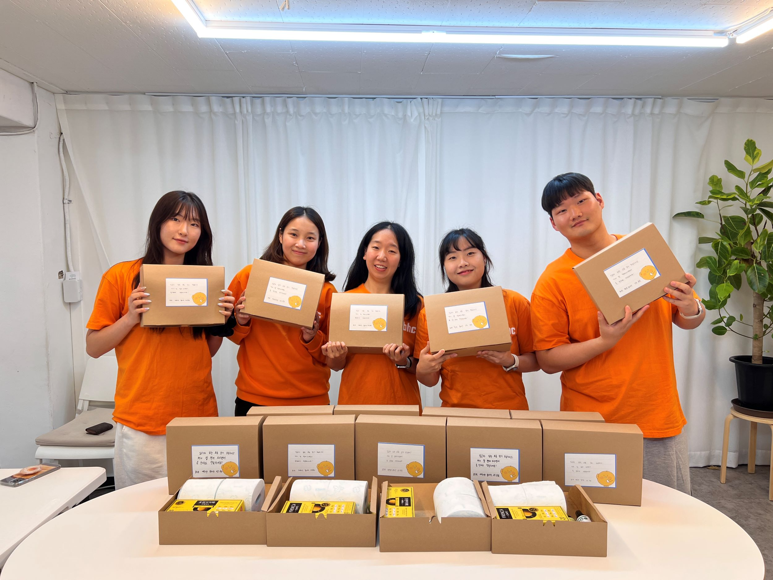 bhc 치킨 대학생 봉사단, 쪽방촌 찾아 사랑의 물품 전달