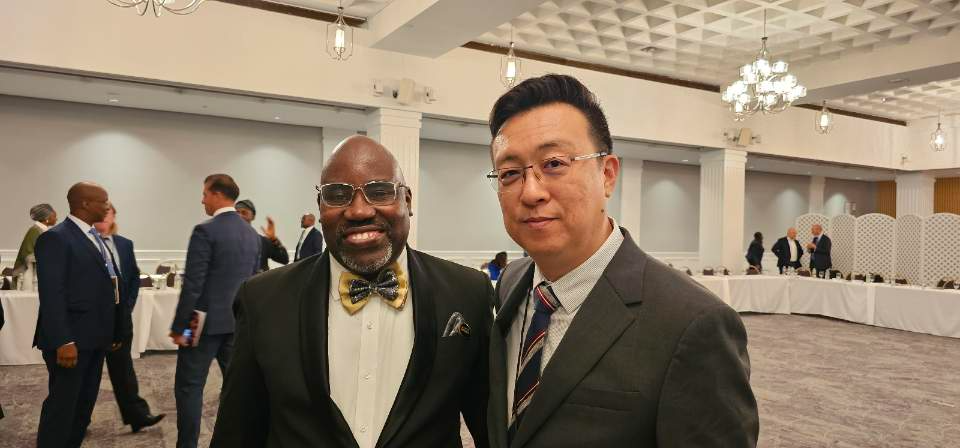 AMSG 고위급 라운드 테이블 행사 이후 블룸테크놀로지의 이상윤 대표(우측)와 AMSG 사무총장 Moses Engadu(좌측)가 기념사진을 촬영하고 있다.