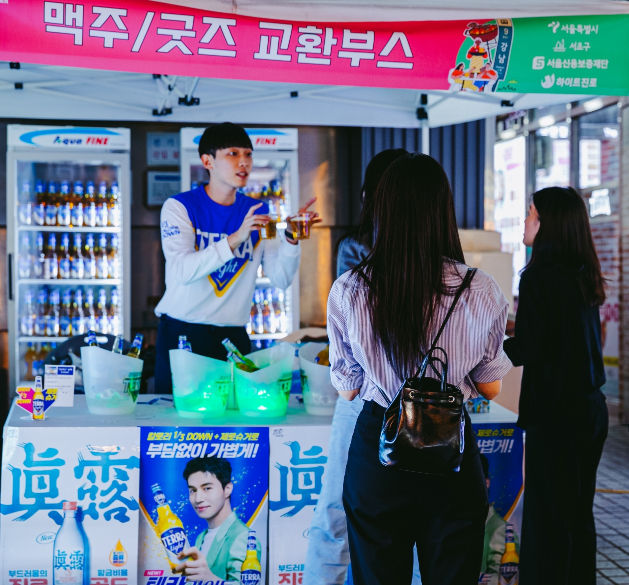 하이트진로가 강남역 케미스트릿 페스티벌에 참가해 테라 라이트 프로모션을 진행하고 있다