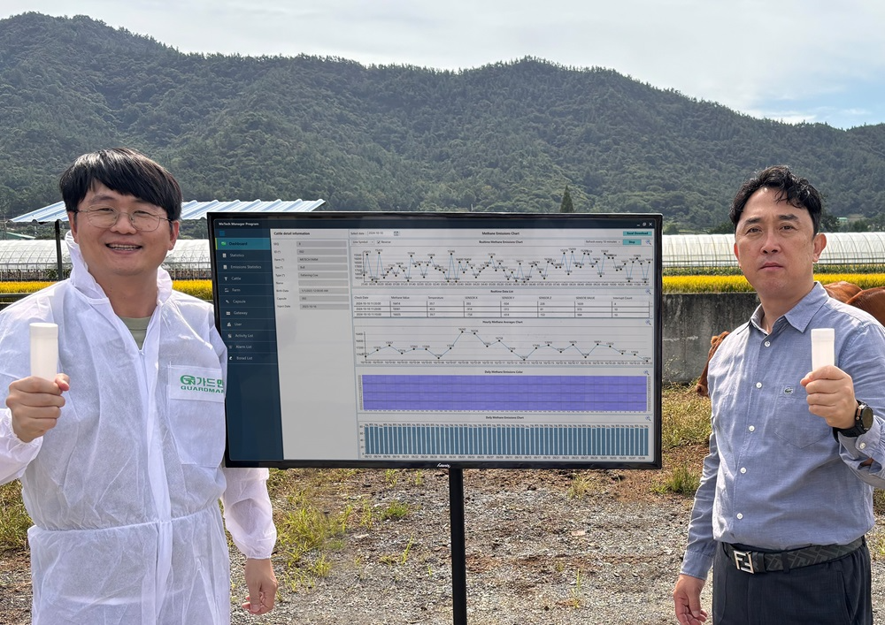 메탄캡슐 적용한 해남 저탄소 이현농장(사진 왼쪽부터 메텍 박찬목 대표, 해남 이현농장 이항림 농장주, 사진제공=메텍)