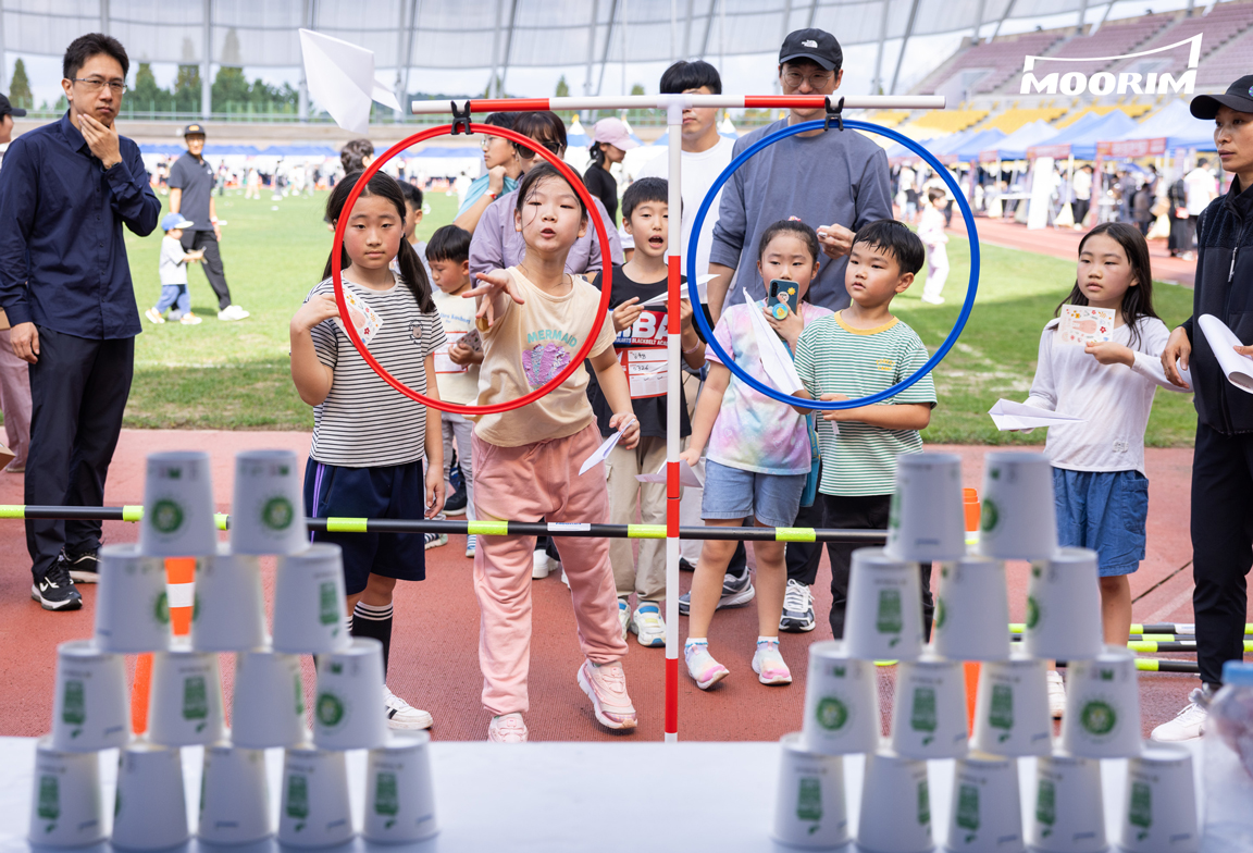 참가자들이 ‘종이비행기 철인 3종 경기’에서 다양한 종이비행기 기술을 선보이며 즐거운 시간을 보내고 있다. / 사진제공=무림