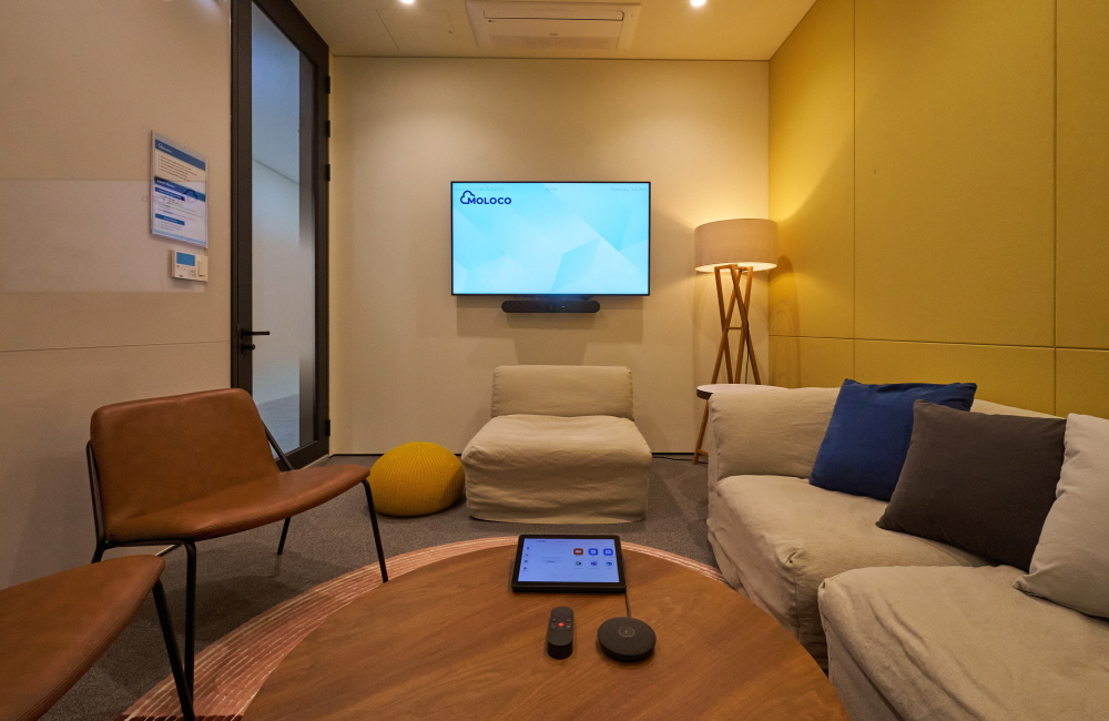 ▲ 몰로코 한국 지사 회의실에 설치된 로지텍의 스마트 워크플레이스 솔루션