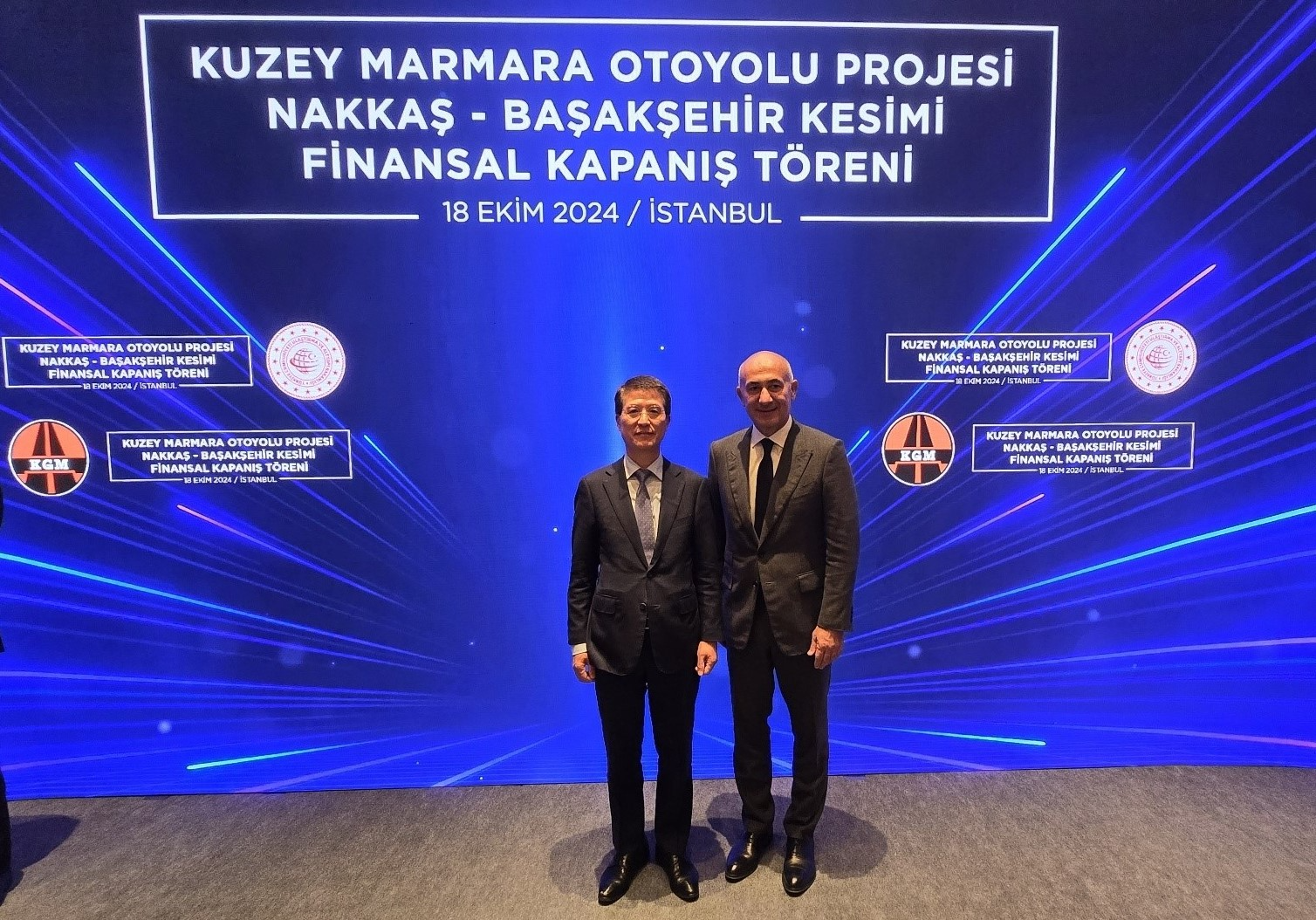 튀르키예 현지에서 열린 나카스-바삭세히르 도로 건설 사업 체결식에서 삼성물산 건설부문 오세철 대표이사(왼쪽)와 르네상스 창업주 에르맨 일르작(Erman Ilicak) 회장(오른쪽)이 기념촬영을 하고 있다.