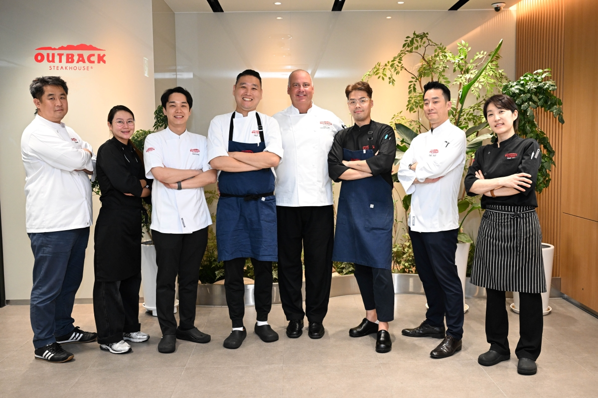 에프렘 커틀러 셰프와 아웃백 스테이크하우스코리아 셰프들이 서울 잠실 아웃백 R&D 센터에서 기념 사진을 찍고 있다.