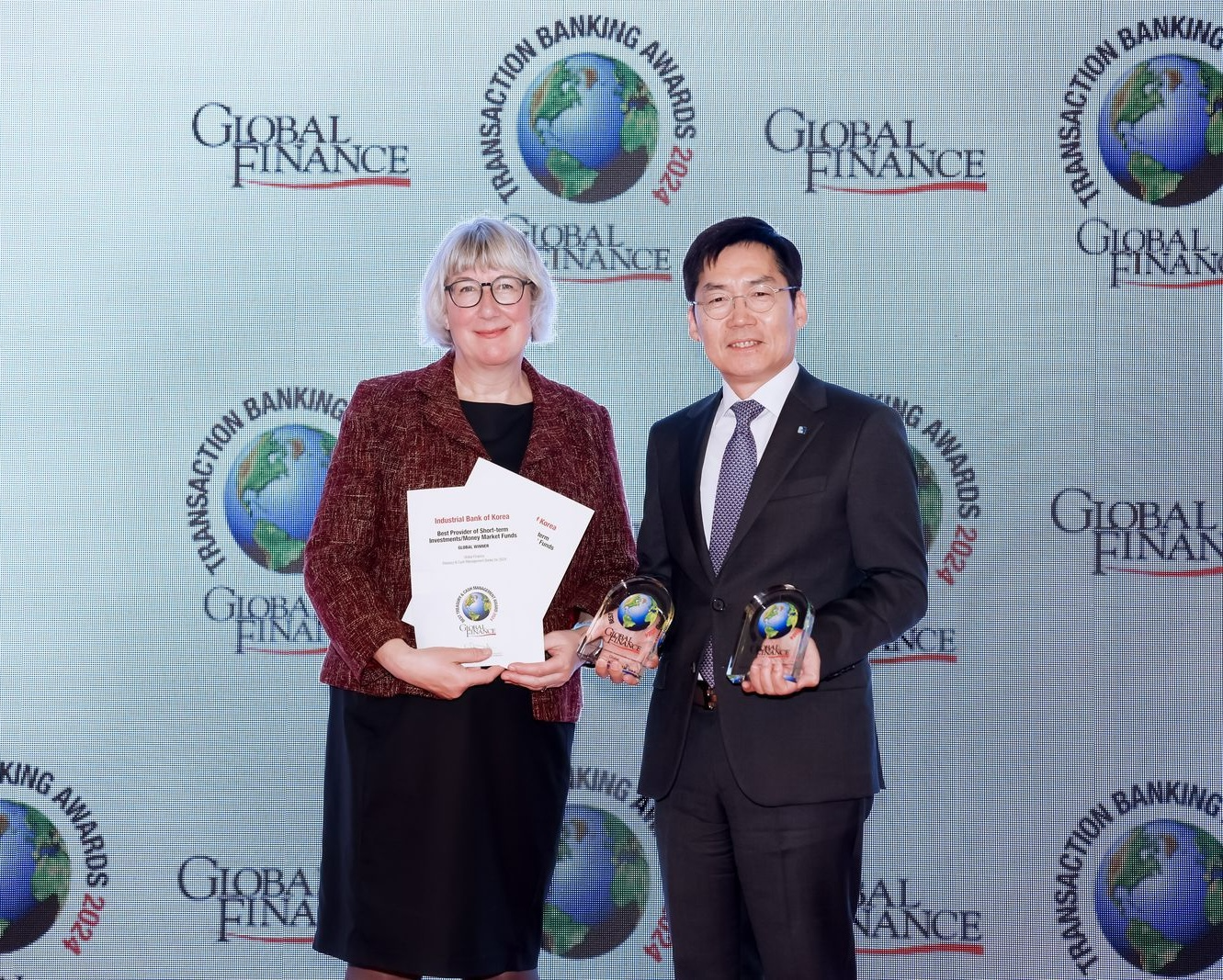 사진은 22일 베이징에서 개최된 글로벌파이낸스 주관 ‘2024년 트랜잭션 뱅킹 어워드’ 시상식에서 김형일 IBK기업은행 전무이사(오른쪽), 길리 라이트(Gilly Wright, 왼쪽) 글로벌파이낸스 트랜잭션 뱅킹 에디터가 기념촬영을 하고 있는 모습