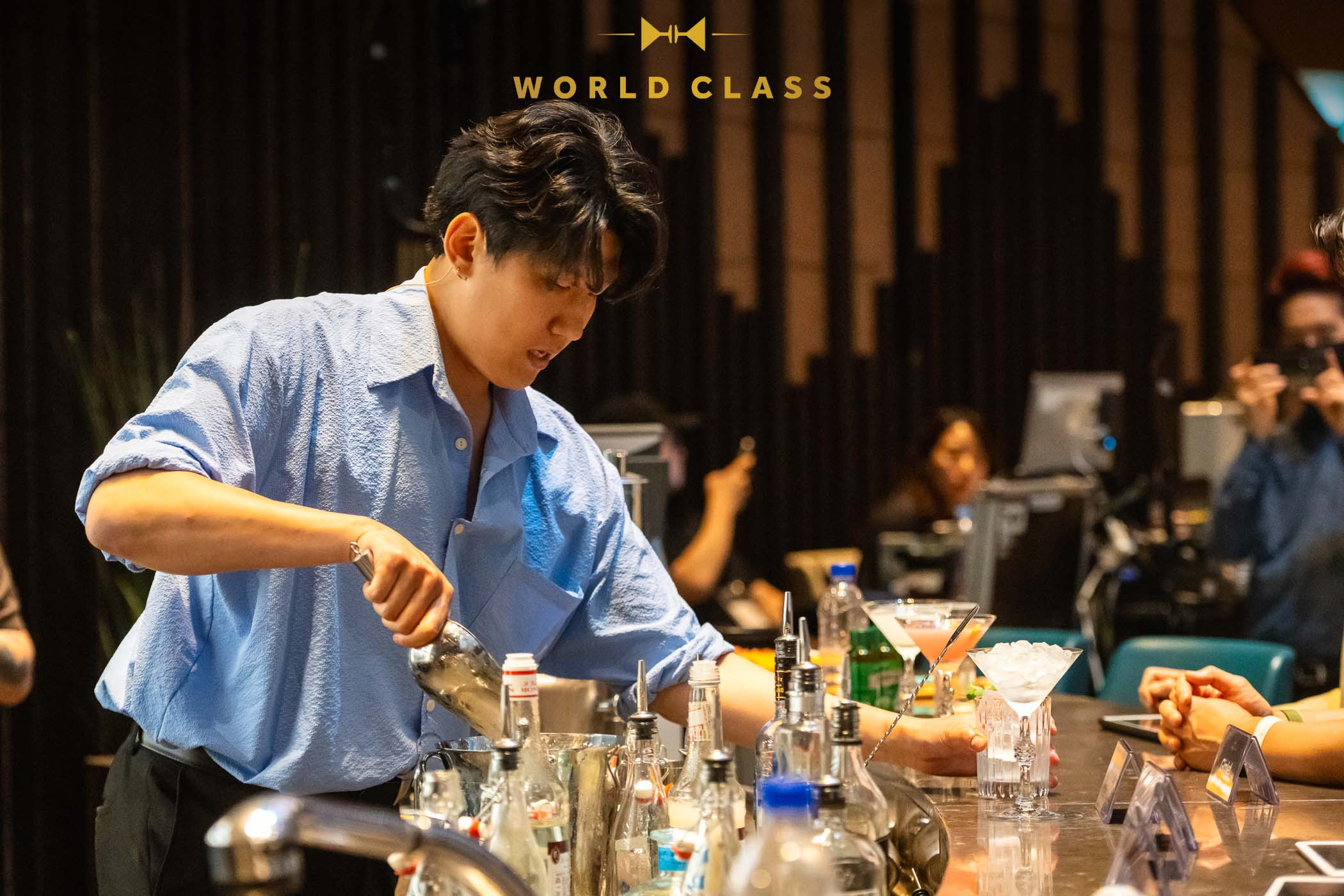 파라다이스시티 ‘루빅’에서 게스트 바텐딩을 선보이는 디아지오 ‘2024 월드클래스 코리아’ 우승자 김하림 바텐더