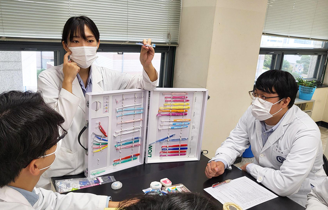 ▲라이온코리아 오랄케어 제품으로 실습 중인 연세대 치의학과 학생들(사진 제공: 라이온코리아)