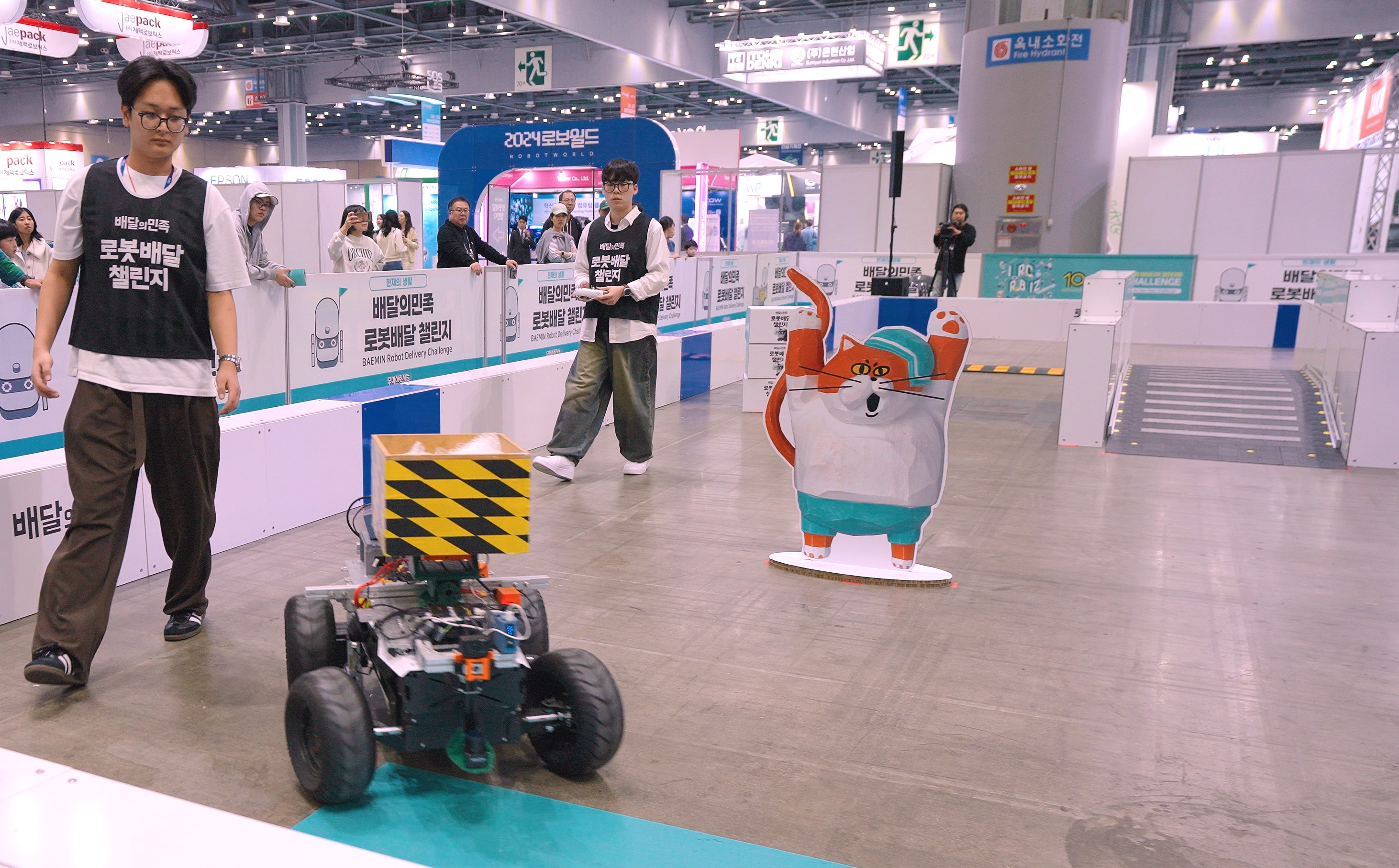 : 26일 일산 KINTEX에서 열린 '배민 배달로봇 챌린지'에서 'RO:BIT' 팀이 로봇배달 미션 부문에 참가해 주행 코스에서 로봇으로 배달을 수행하고 있다.