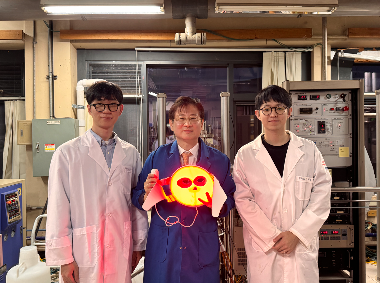 (왼쪽부터) KAIST 신소재공학과 김민서 석박사통합과정, 이건재 교수, 안재훈 박사과정