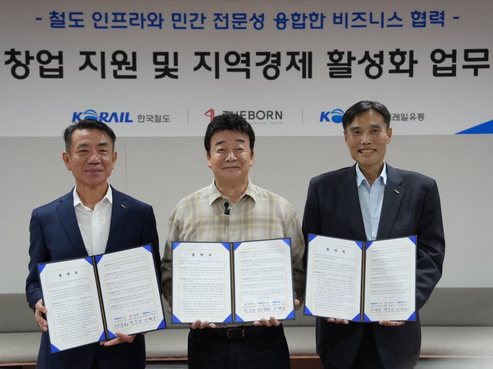 이택상 코레일유통 대표이사(오른쪽), 백종원 더본코리아 대표이사(중간), 한문희 한국철도공사 사장(왼쪽)이 상호 협력을 위한 업무협약을 체결하고 있다.