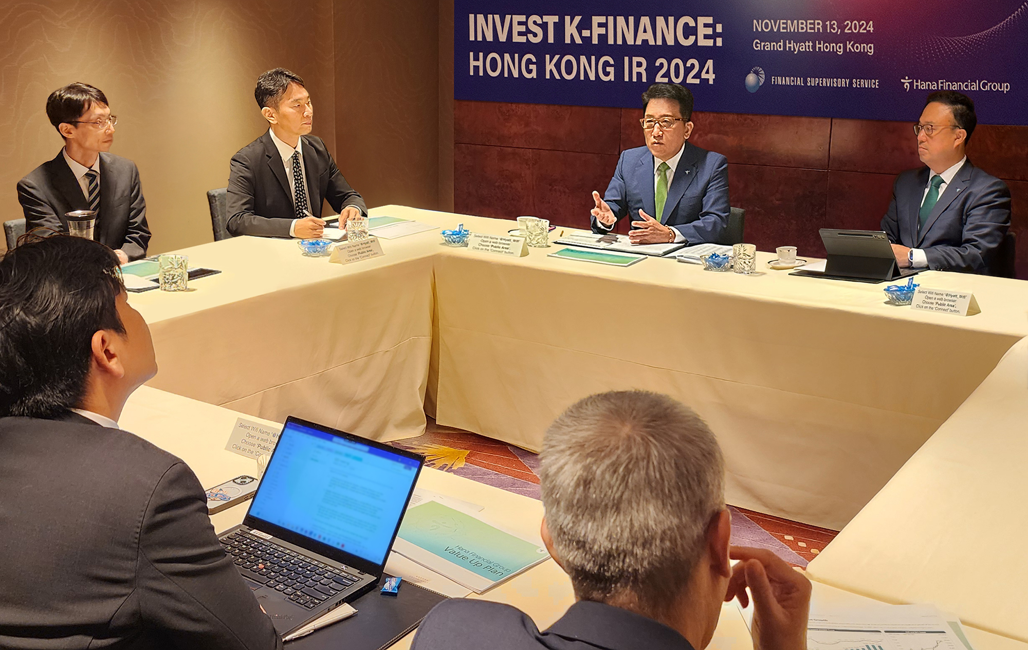 하나금융그룹은 지난 13일(현지시각) 금융권 공동 홍콩 IR에 앞서 주요 해외 투자자로서 그룹과 오랜 인연을 이어가고 있는 글로벌 대형 자산운용사와 개별 미팅을 진행했다. 이번 투자자 개별 미팅에서 함영주 회장(사진 뒷줄 오른쪽에서 두번째)은 투자자들의 주요 관심사인 그룹의 밸류업 계획 및 이행방안에 대해 설명하는 시간을 가졌으며, 이복현 금융감독원장(사진 뒷줄 왼쪽에서 두번째)은 K-금융 밸류업을 위한 대한민국 금융당국의 지원과 규제 선진화 노력에 대해 설명했다.