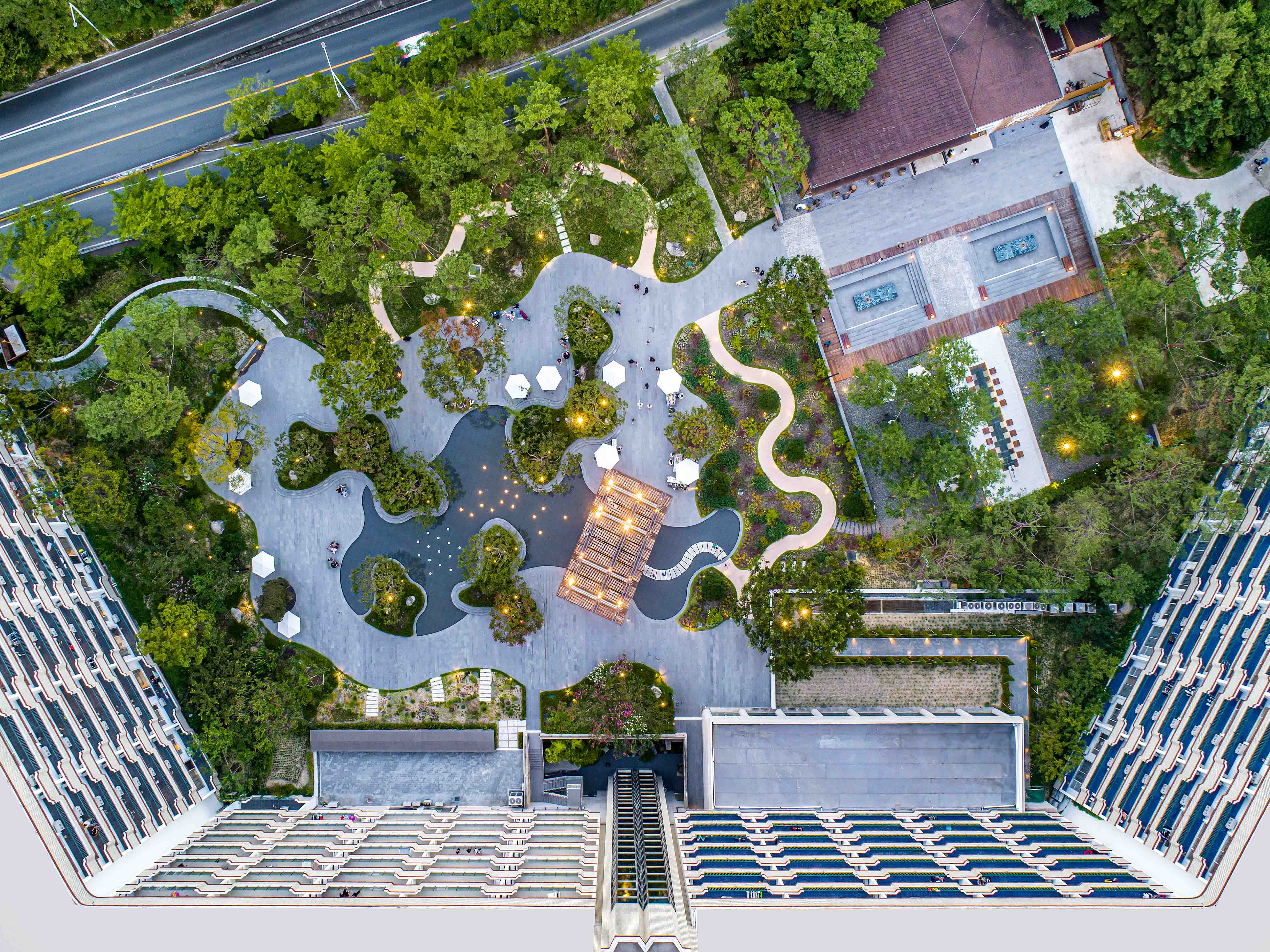 ‘동궁과 월지’의 직선과 곡선을 표현한 한화리조트 경주 소요원 전경