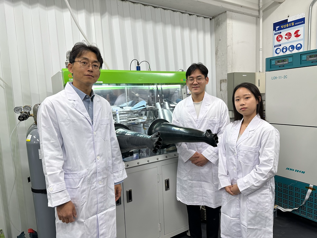 (왼쪽부터) KAIST 기계공학과 김성수 교수, 배상윤 박사과정, 임수현 박사과정