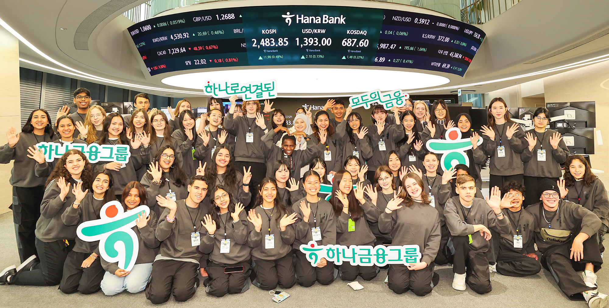 하나은행은 지난 20일 전 세계 35개국 100여명의 청소년을 초청해 『글로벌 금융 체험 프로그램』을 실시했다.이날 초청된 해외 청소년들이 하나은행 을지로 본점 4층 국내 최대 규모의 딜링룸 '하나 인피니티 서울(Hana Infinity Seoul)'에서 기념촬영을 하고 있다.