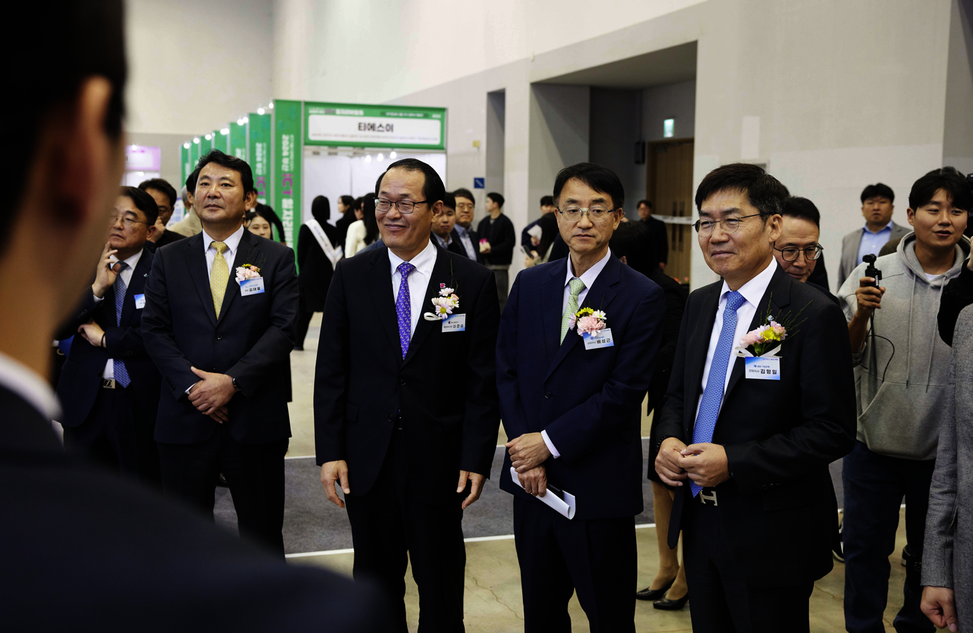 사진은 지난 20일 부산 벡스코에서 열린 2024 부산 일자리 박람회에서 (왼쪽부터) 김태열 부산정보산업진흥원장, 이준승 부산광역시 행정부시장, 배성근 한국장학재단 상임이사, 김형일 IBK기업은행 전무이사가 박람회 부스를 둘러보고 있는 모습