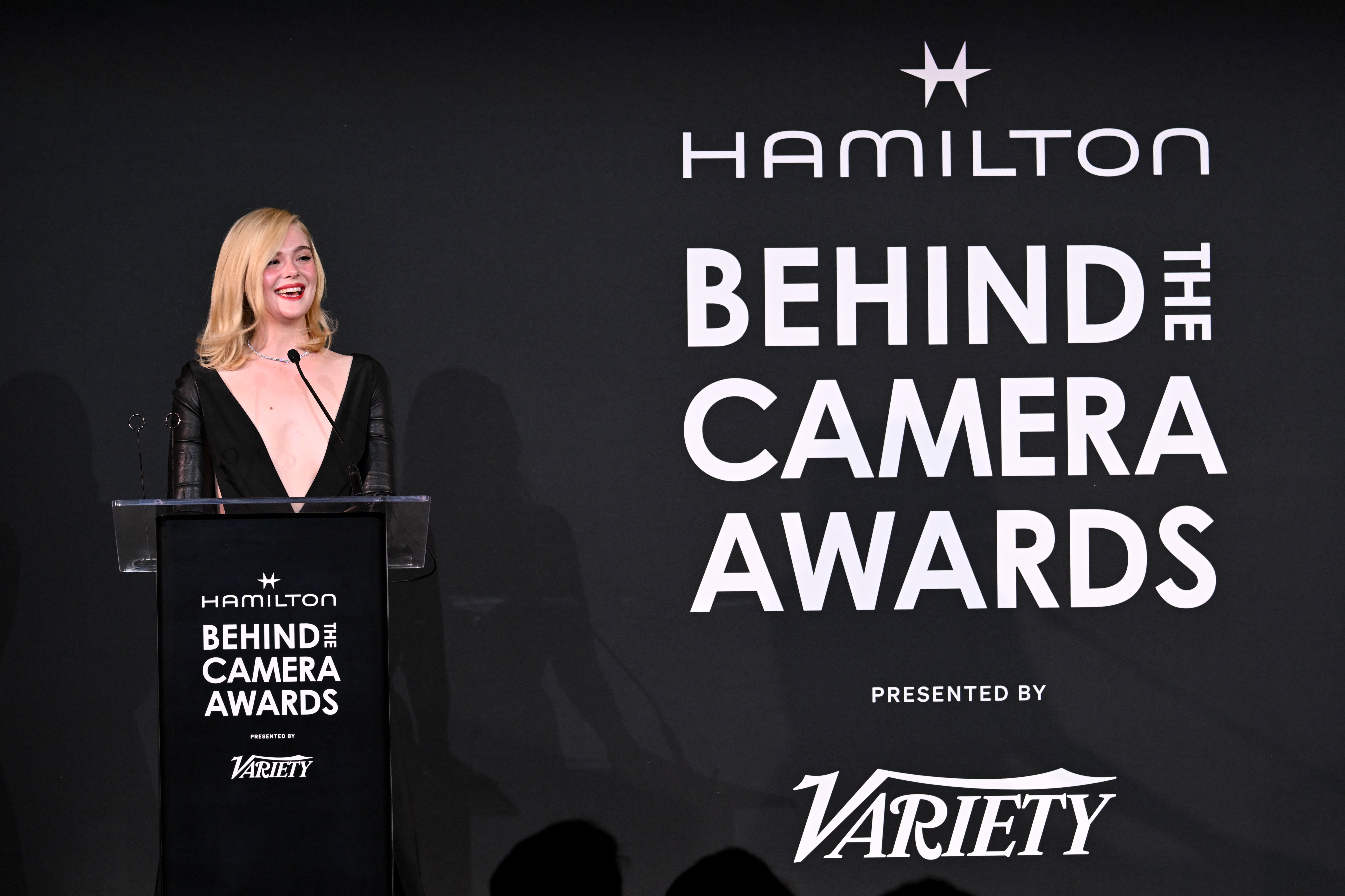 ▶의상 디자인 부문 수상자 아리안 필립스(Arianne Phillips)의 시상자로 참석한 엘르 패닝(Elle Fanning)