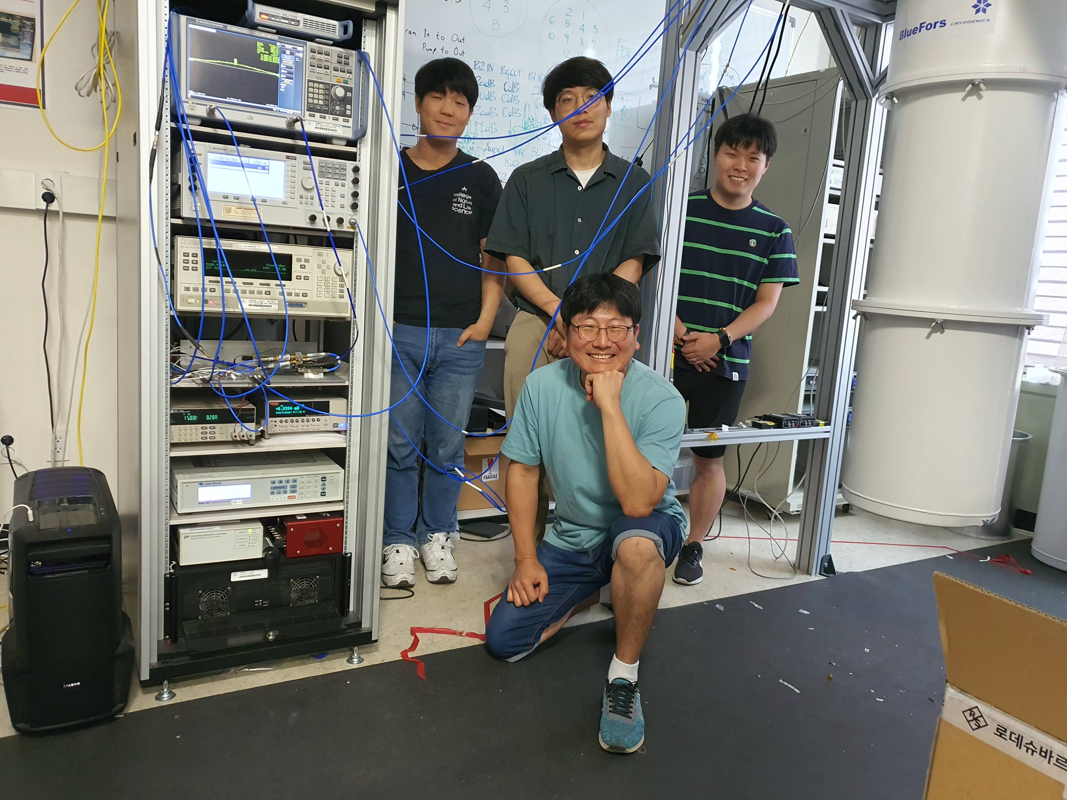 (좌측부터) 정준우 (박사), 배성재 (학생), 김영근 (박사), (앞에) 윤성우 (박사)