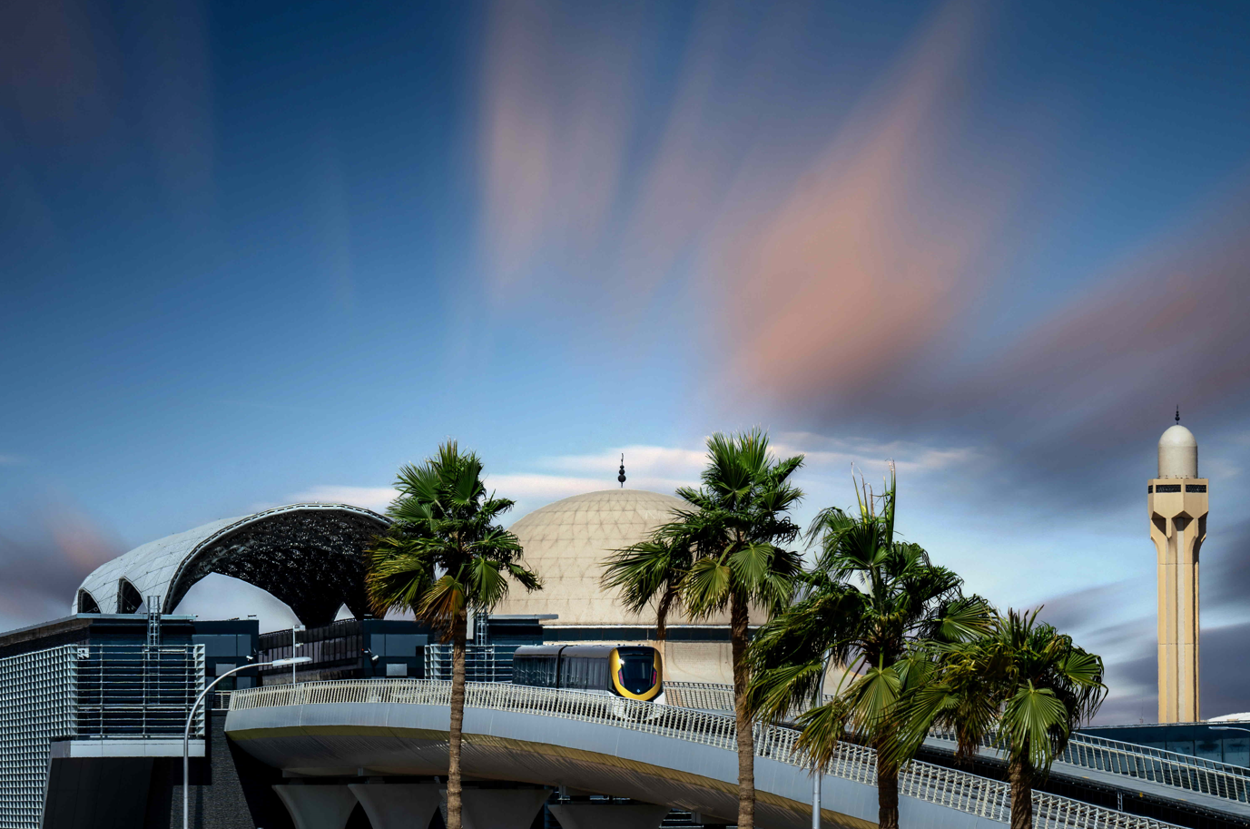 리야드 메트로 열차 운행 전경-2 (4호선, 노란색 열차)