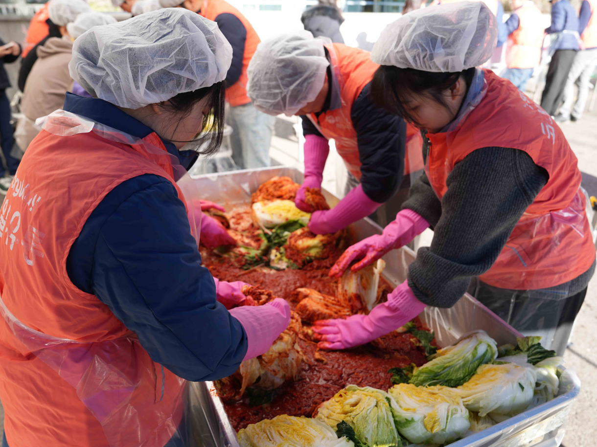 코레일유통이 ‘사랑의 김장 나눔’ 사회공헌활동을 진행하고 있다.
