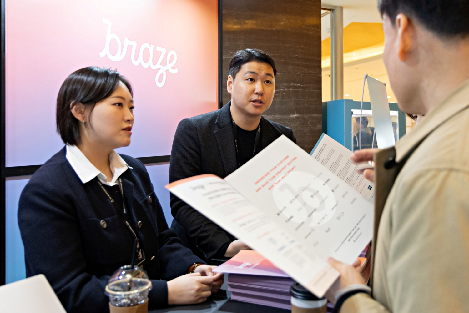 CJ올리브네트웍스가 개최한 ‘The Maxonomy 2024’ 행사의 부스에서 브레이즈 솔루션에 대해 설명하는 모습