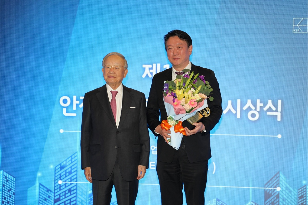 김현석 넥센타이어 사장이 4일 프레스센터에서 열린 제1회 '안전문화혁신대상'에서 대기업 부문 우수상을 받고 기념 촬영을 하고 있다.