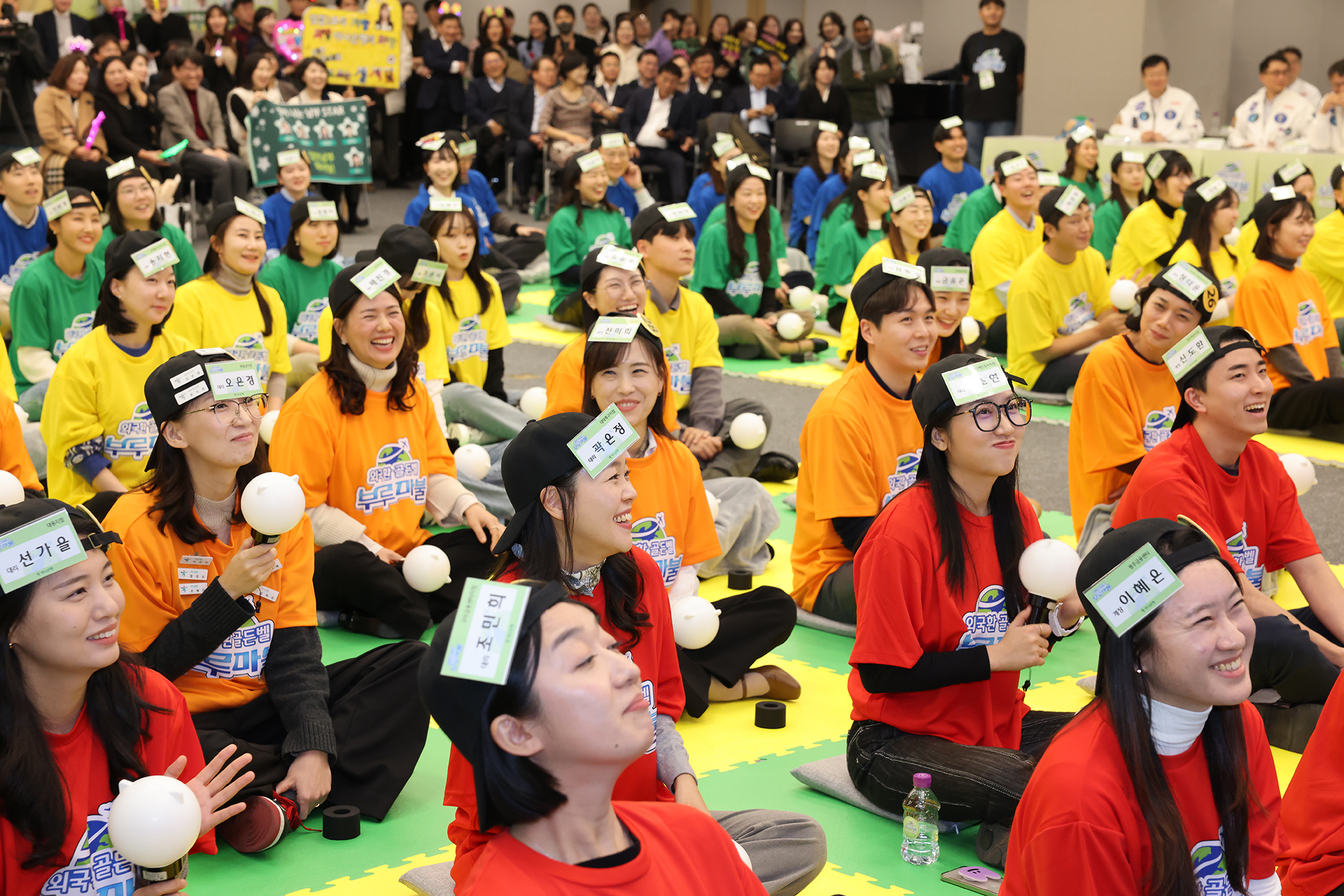 대회에 참여한 직원들이 외국환 문제를 풀고 있다.