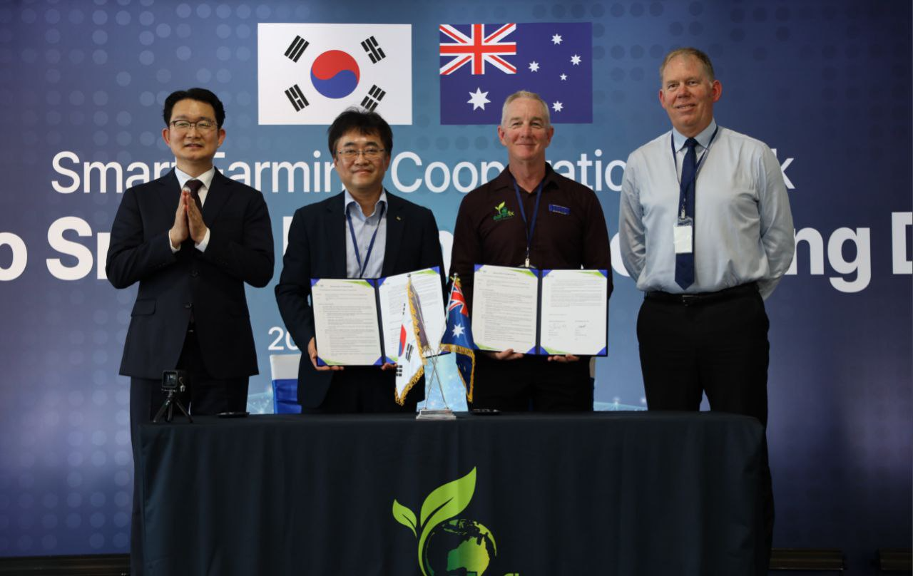 이수화학-어스픽스(Earhfix) MOU 체결 현장. 좌측에서 두번째 이수화학 주봉진 대표이사, 좌측에서 세번째 어스픽스 오차드 대표이사.