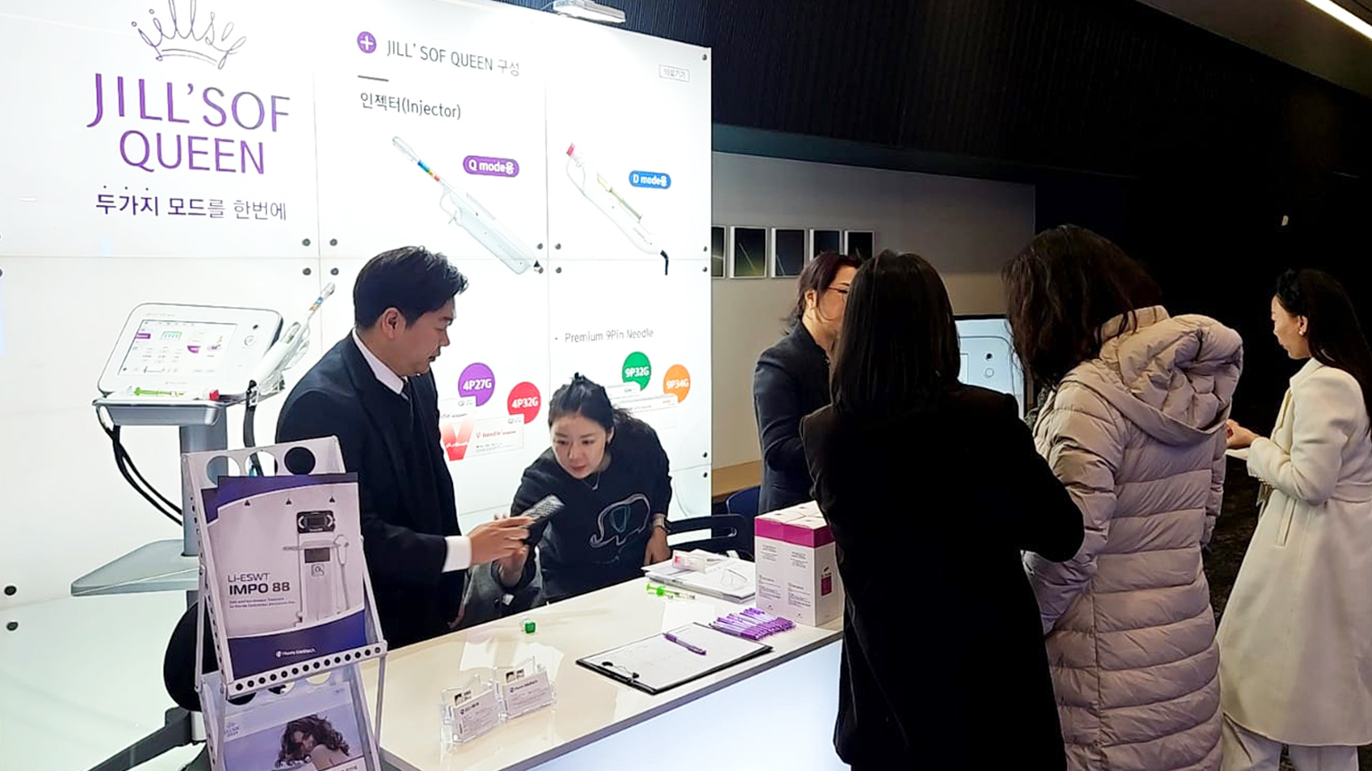 ▲(사진설명) 휴온스메디텍이 최근 이대서울병원에서 열린 ‘여성비뇨기능 및 성의학회’에 참가했다. 사진은 휴온스메디텍 전시 부스에서 관계자들이 참관객에게 제품을 선보이고 있다.