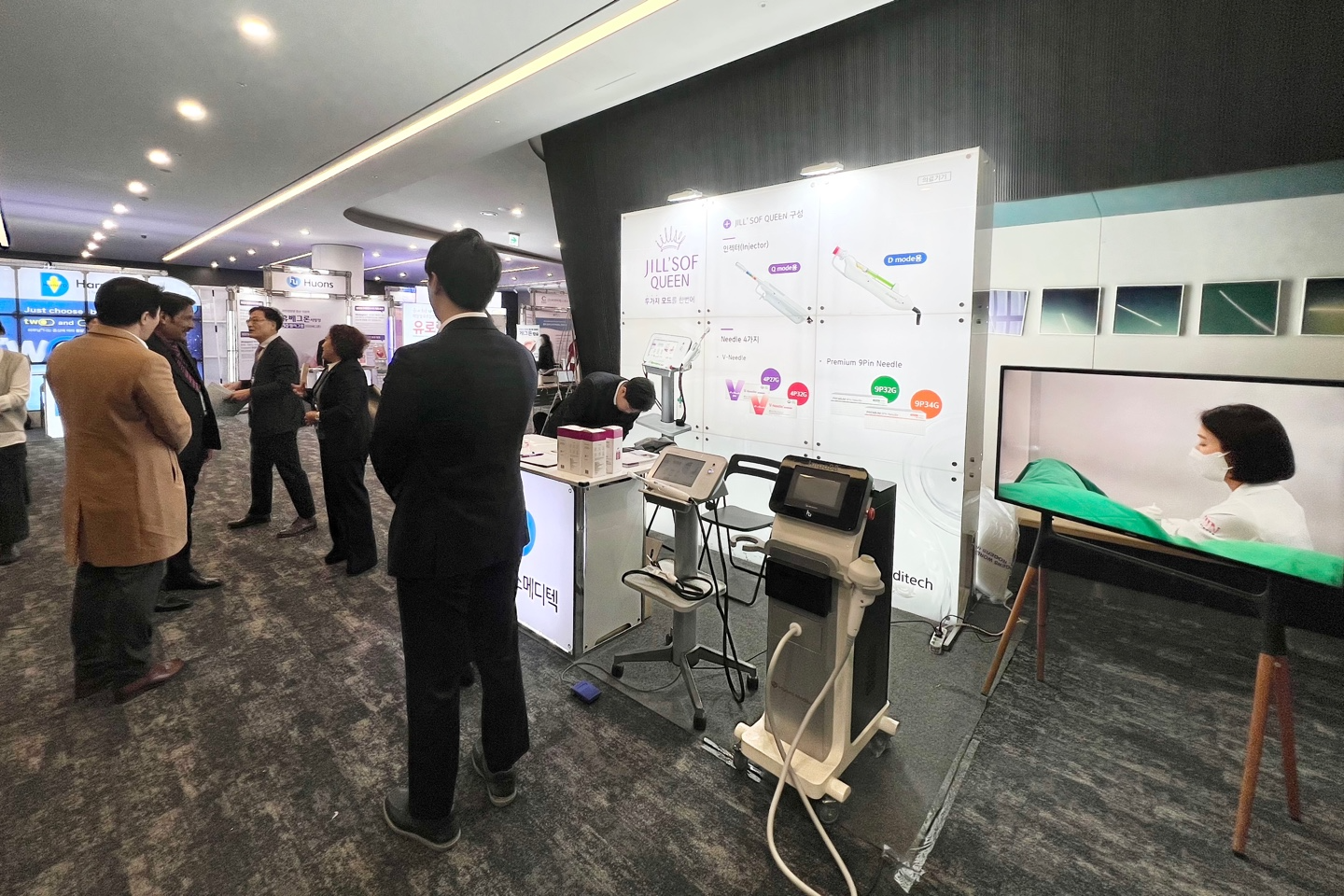 ▲(사진설명) 휴온스메디텍이 최근 이대서울병원에서 열린 ‘여성비뇨기능 및 성의학회’에 참가했다. 사진은 휴온스메디텍 전시 부스에서 관계자들이 참관객에게 제품을 선보이고 있다.