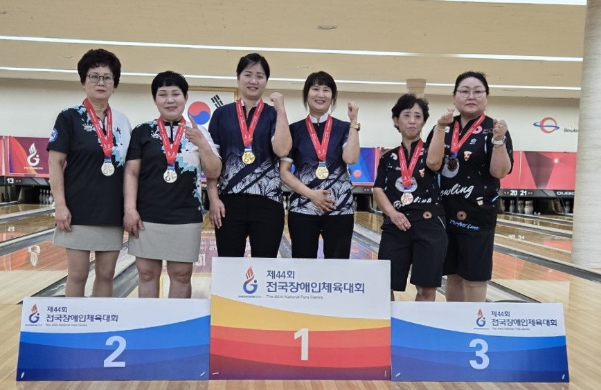 한샘 장애인스포츠단 이정선 선수(왼쪽에서 세번째)가 볼링 TPB9 여자 2인조에서 금메달을 획득했다
