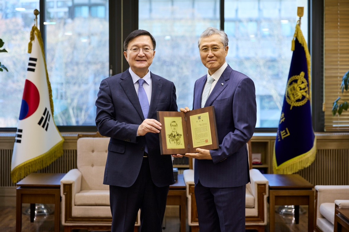 (▲ 김대영 앤하우스 회장(사진 오른쪽)이 유홍림 서울대 총장(왼쪽)과 감사패를 들고 기념 촬영하고 있다/ 사진=메가MGC커피 제공)