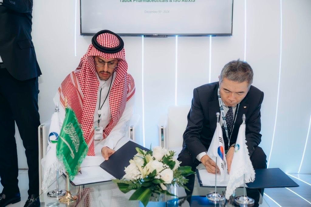 우측. 이수앱지스 황엽 대표이사. 좌측. 타북 이스마엘 셰하데(Ismael Shehadeh) 대표이사