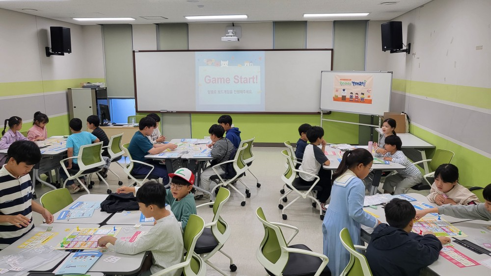 10월 경기도 김포 장기도서관에서 진행된 미래에셋자산운용 ‘우리아이 경제교실’에서 어린이와 청소년들이 놀이와 체험을 통해 경제 금융을 배우고 있다.
