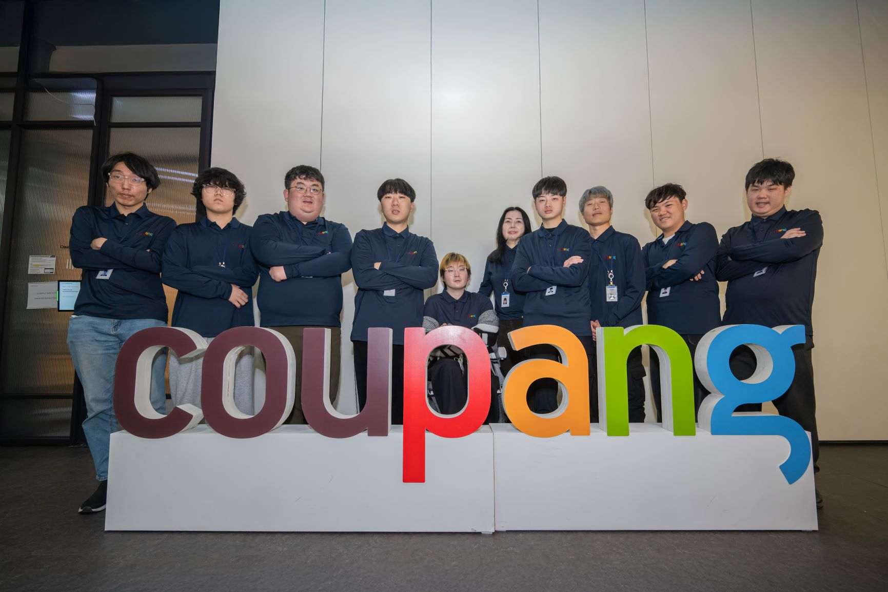 쿠팡 소속 장애인 e스포츠 선수들과 캡틴이 기념 촬영을 하고 있다