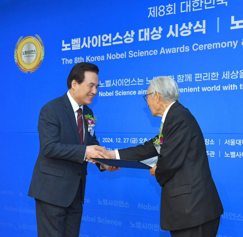 하나님의 교회 총회장 김주철 목사(왼쪽)가 조완규 한국노벨사이언스위원회 명예고문(前 서울대 총장)으로부터 교회를 대표해 세계평화봉사대상을 받으며 악수를 하고 있다.