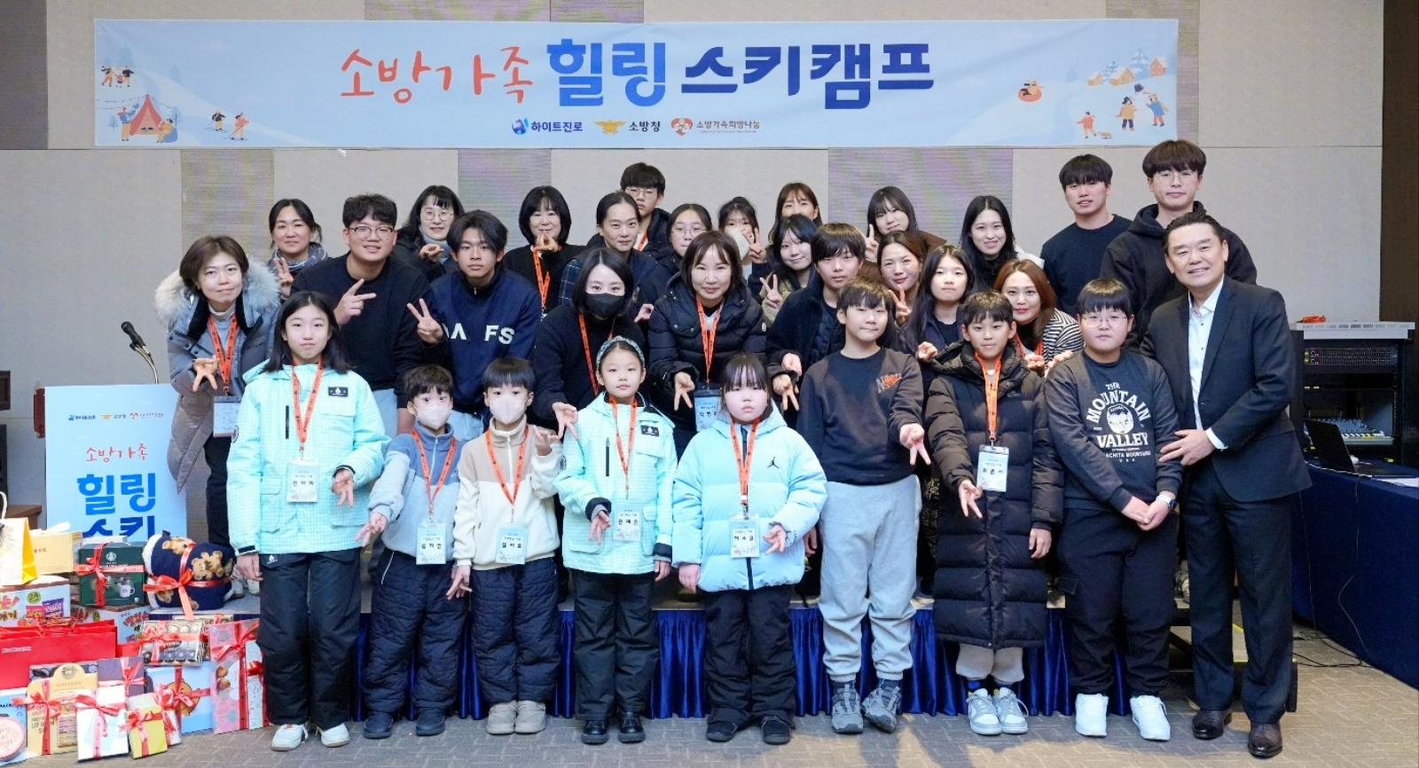 지난 10일 하이트진로 김인규 대표(앞줄 오른쪽 첫번째)와 2025 소방유가족 힐링캠프 참가자들이 기념 촬영을 하고 있다.