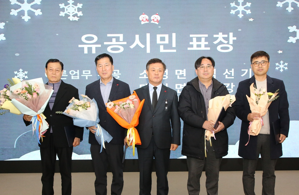 사진_ 이학수 정읍시장(가운데)이 수상자들과 기념촬영하고 있다.(오른쪽 첫 번째 하림 정읍공장 차대진  공장장)