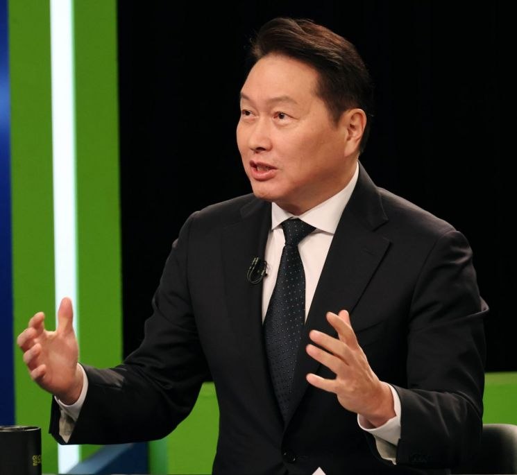 최태원 대한상공회의소 회장 겸 SK그룹 회장이 19일 KBS 시사대담 프로 '일요진단'에 출연해 의견을 말하고 있다. 사진=대한상공회의소 제공