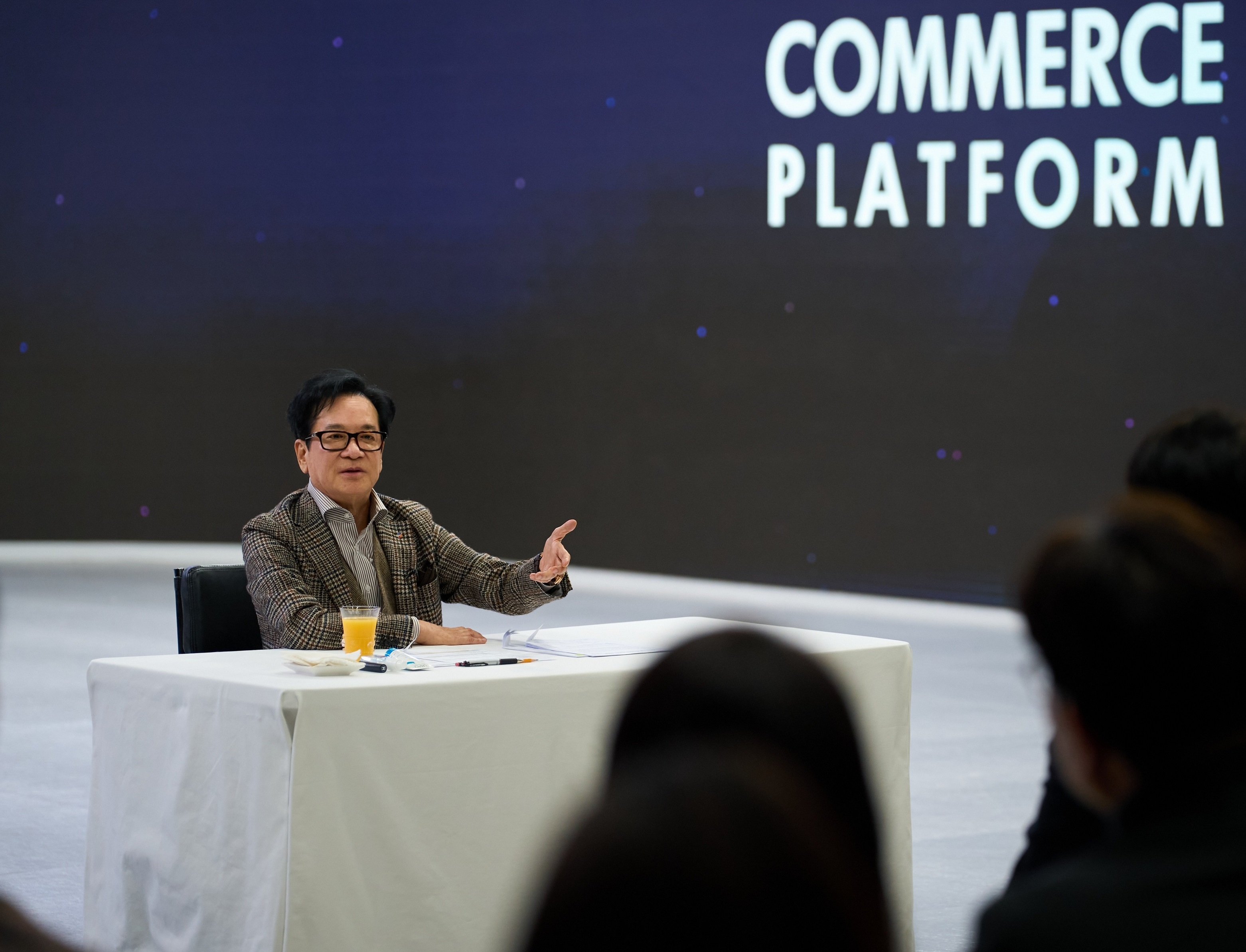 CJ그룹 이재현 회장이 지난 7일 서울 서초구 CJ온스타일 본사에서 직원들을 만나 격려하고 있다./CJ그룹 제공