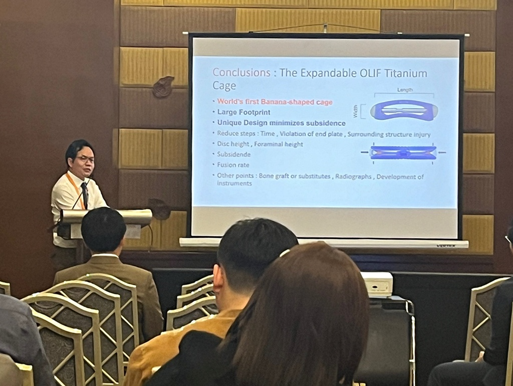 태국 치앙마이 대학병원 수티파스 교수가 높이확장형 케이지 '엑셀픽스-XTP' 제품에 대해 소개하고 있는 모습