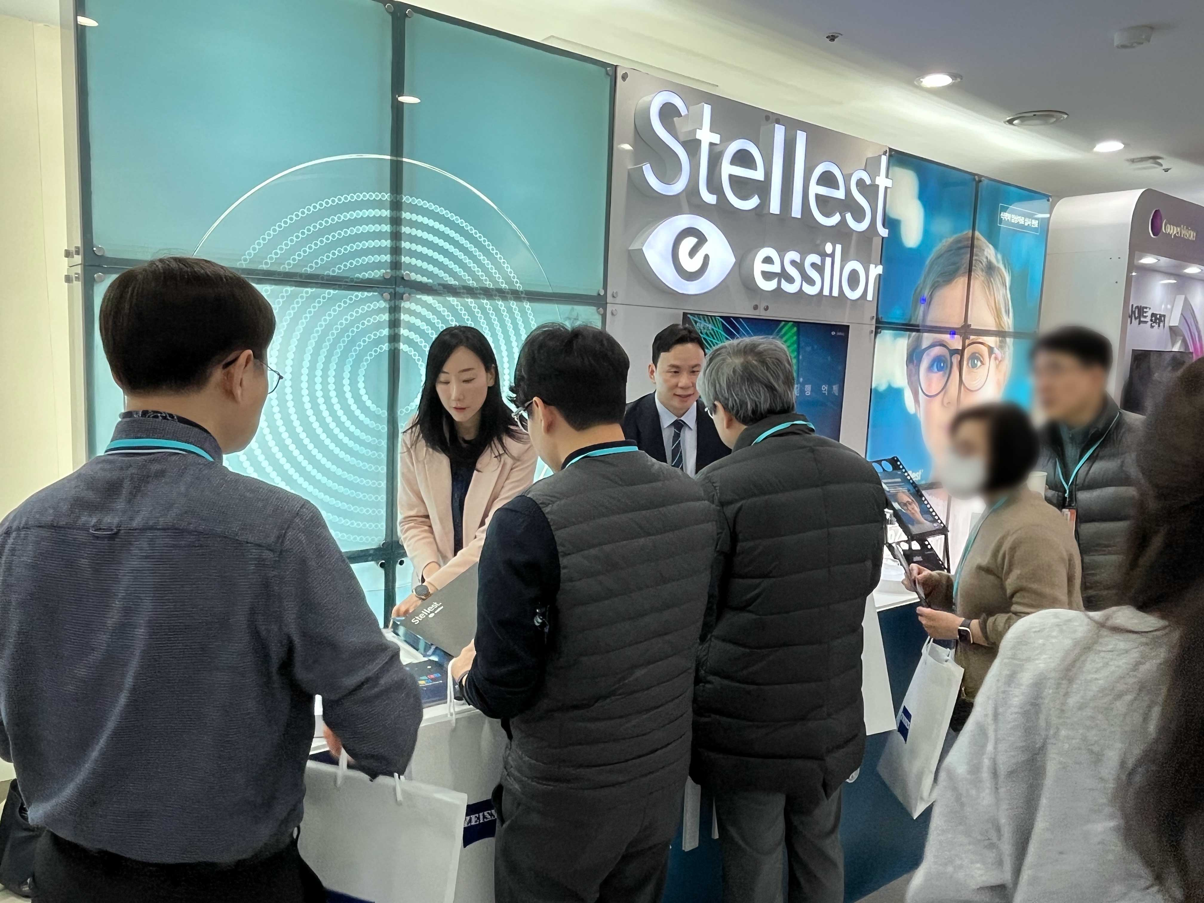 에실로코리아가 서울대학교 어린이병원에서 열린 ‘대한검안학회 제26회 정기학술대회’에서 어린이 근시 진행 억제 안경렌즈 ‘에실로 스텔리스트’를 소개하는 부스를 운영했다.