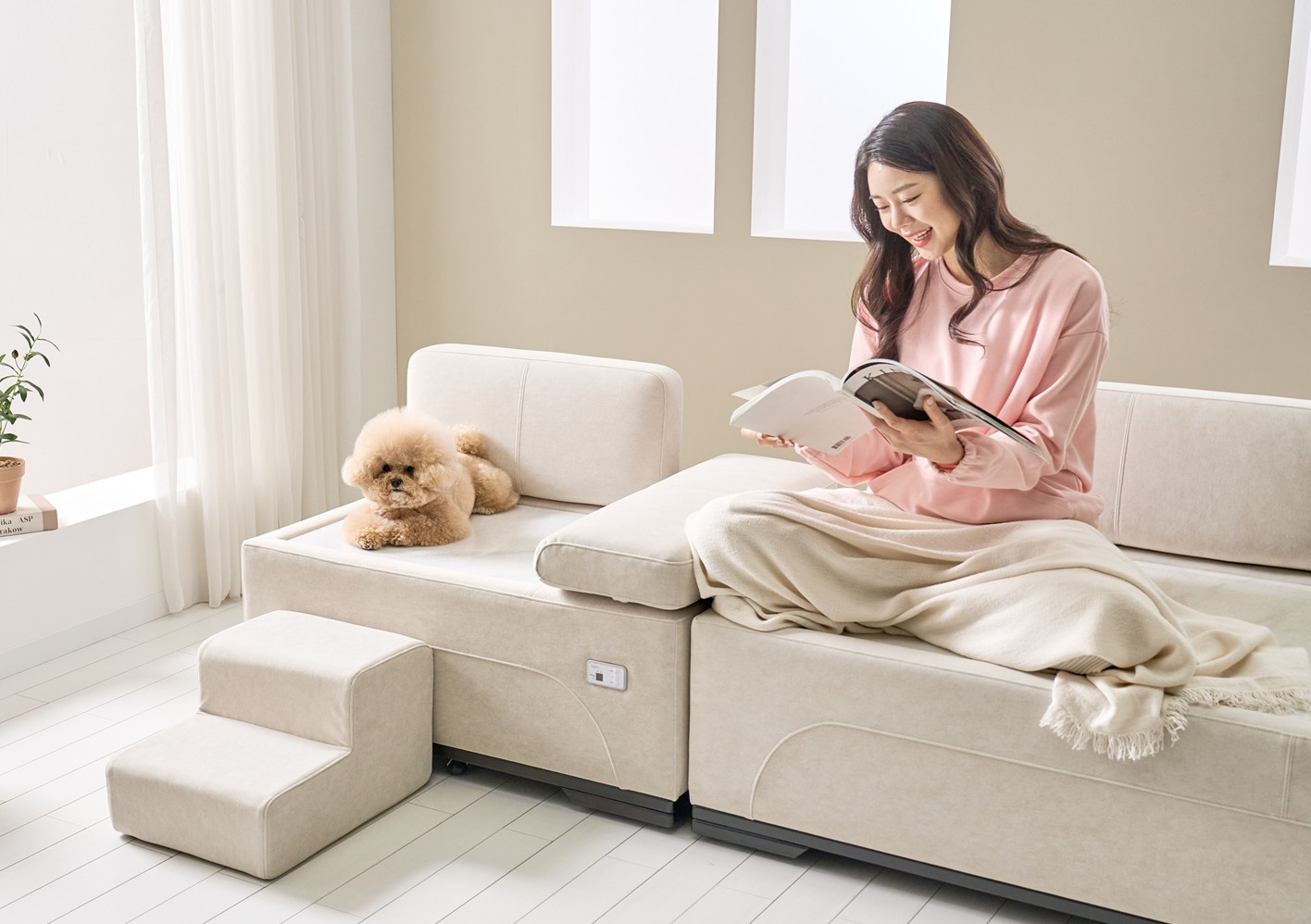 사진. 대한민국 대표 건강 가구 브랜드 ‘장수돌침대’는 인기 돌소파 ‘안젤레토’의 디자인과 기능을 그대로 적용한 반려동물 전용 가구 ‘장수펫소파’를 공식 출시했다고 14일 밝혔다. (사진 제공=장수 돌침대)