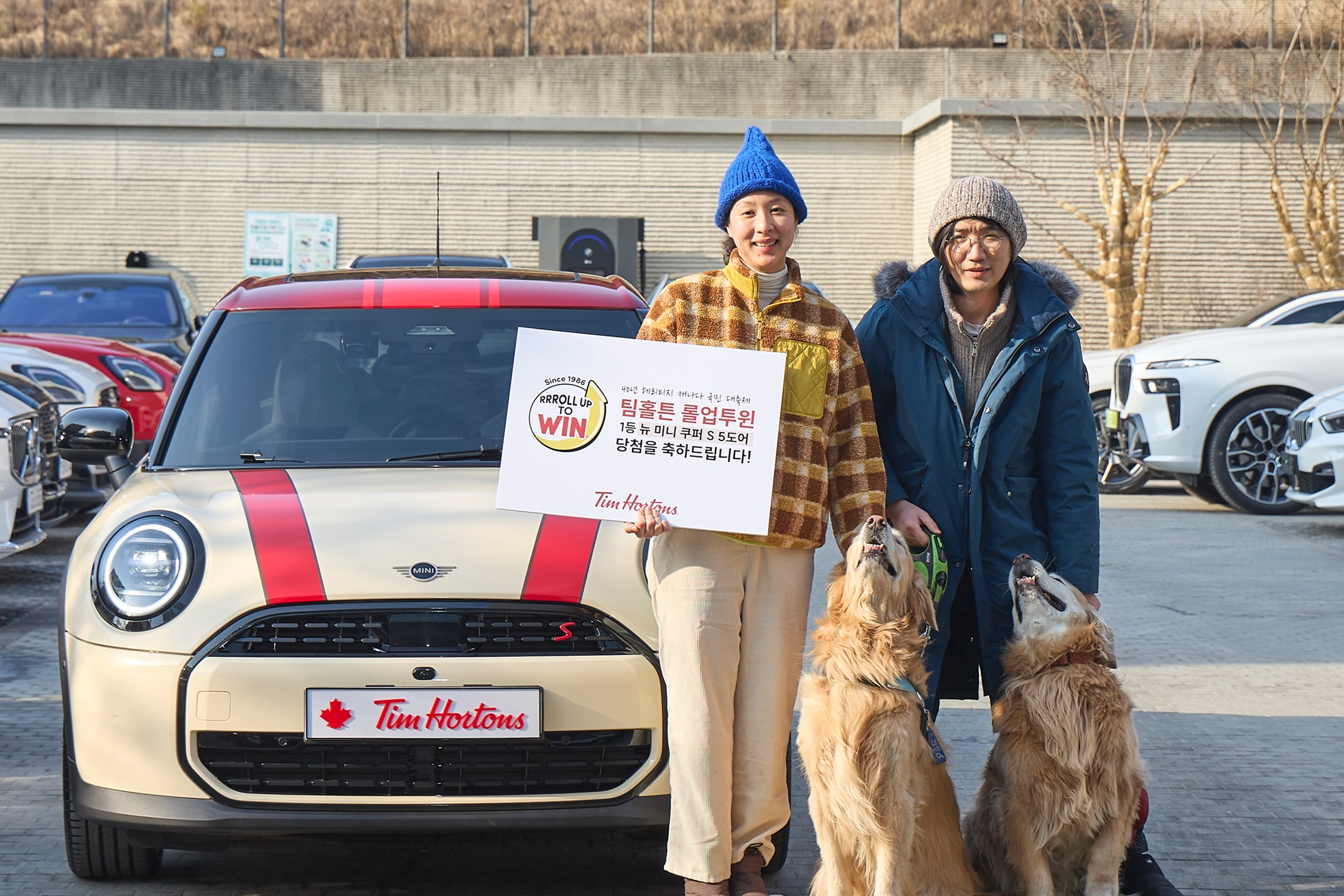 팀홀튼이 진행한 롤업투윈 캠페인의 1등 당첨자 가족이 BMW 뉴 미니 쿠퍼 S-5도어를 선물 받은 뒤 기념 촬영을 하고 있다.